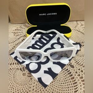 Marc Jacobs NWOT Sunnies with cloth and case